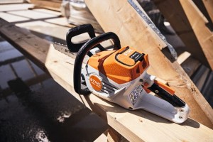 Pilarka akumulatorowa Stihl MSA 160 C-B na drewnie.