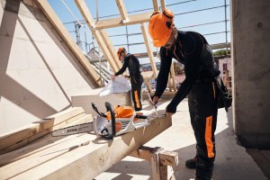 Pracownicy budowlani używają Stihl MSA 200 C-B Pilarka akumulatorowa.