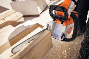 Pilarka Stihl MSA 200 C-B podczas cięcia drewna.
