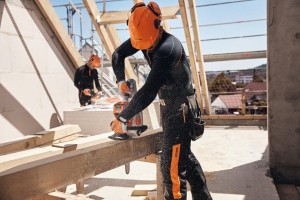 Pracownik budowlany używa Stihl MSA 200 C-B Pilarka akumulatorowa do cięcia drewna na budowie.