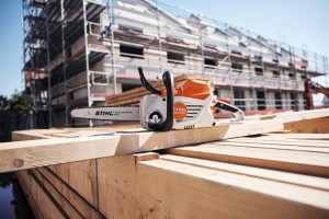 Stihl MSA 200 C-B Pilarka akumulatorowa na budowie.