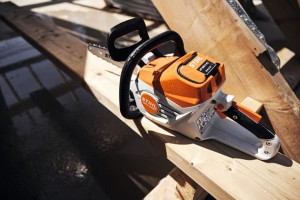 STIHL MSA 200 C-B pilarka akumulatorowa bez akumulatora i ładowarki na belce.