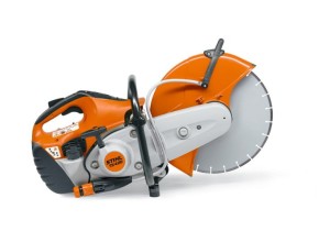 Przecinarka Stihl TS 420 z tarczą tnącą.