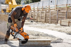 Robotnik używający przecinarki Stihl TS 500i w pracy na budowie.