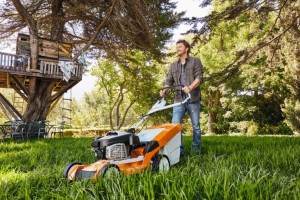 Mężczyzna koszący trawnik przy użyciu Stihl RM 655 V Kosiarka z funkcją 3w1.
