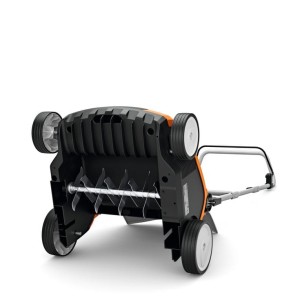 Kompaktowy wertykulator Stihl RLA 240 z wałkiem aeracyjnym, zdjęcie spod spodu.