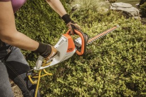 Stihl HSE 52 elektryczne nożyce do żywopłotu w użyciu.