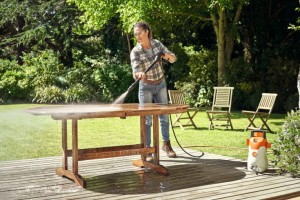 Myjka elektryczna Stihl RE 80.0 X podczas czyszczenia ogrodowego stołu.