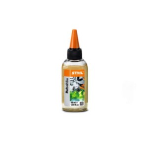 Stihl Multioil Bio 50 ml Olej w przezroczystej butelce z pomarańczowym korkiem.