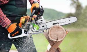 Stihl MS 251 Pilarka spalinowa podczas cięcia drewna.
