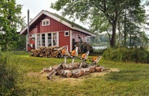 Stihl MS 172 C-BE Pilarka spalinowa z łańcuchem PM3 na tle domku letniskowego.