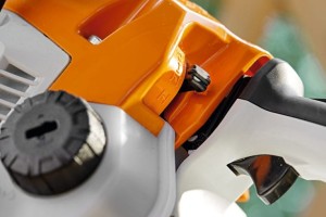 Stihl MS 172 C-BE Pilarka spalinowa z silnikiem 2-MIX i 35CM łańcuchem PM3 zbliżenie.