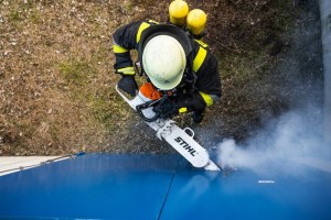 Strażak używający Stihl MS 462 C-M R Pilarkę M-Tronic podczas akcji ratowniczej.