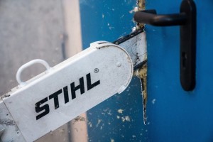 Stihl MS 462 C-M R Pilarka podczas akcji ratowniczej, przecinająca drzwi.