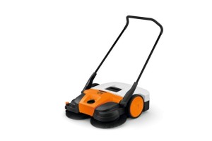 Stihl KG 770 Zamiatarka ręczna z dwoma szczotkami i pomarańczową obudową.