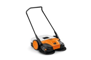Zamiatarka ręczna Stihl KG 770 na białym tle.