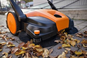 Ręczna zamiatarka Stihl KG 770 na jesiennych liściach.