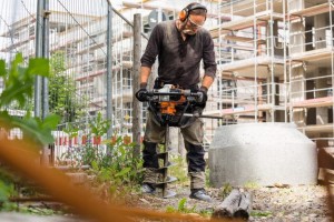 Profesjonalny świder glebowy Stihl BT 131 w użyciu na placu budowy.