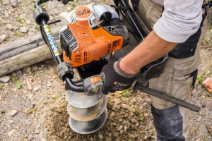 Jednoosobowy świder glebowy Stihl BT 131 podczas pracy w terenie.