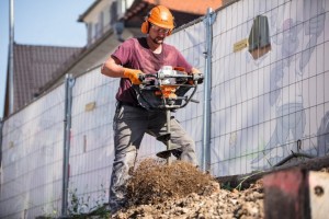 Profesjonalny świder glebowy Stihl BT 131 w użyciu na placu budowy.