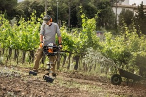 Jednoosobowy świder glebowy Stihl BT 131 używany w winnicy.