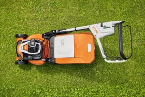 Kosiarka spalinowa Stihl RM 650 VE z napędem Vario i rozrusznikiem elektrycznym na trawniku.
