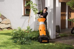 Kobieta używająca Stihl GHE 150 Rozdrabniacz w ogródku.