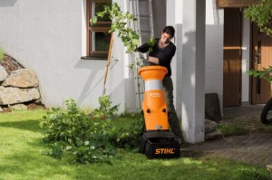 Kompaktowy rozdrabniacz Stihl GHE 150 w ogrodzie.