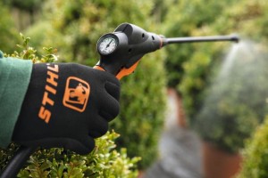 Stihl SGA 85 Akumulatorowy opryskiwacz plecakowy w użyciu.