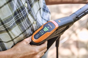 Użytkownik trzymający myjkę ciśnieniową Stihl RE 100 PLUS Control.