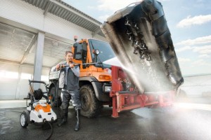 Stihl RE 462 PLUS Myjka ciśnieniowa podczas mycia dużej maszyny rolniczej.