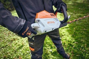 Stihl HSA 100 Nożyce akumulatorowe bez akumulatora i ładowarki używane w ogrodzie.