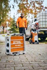 Stihl PS 3000 zasilanie urządzeń na tle samochodu w plenerze.