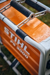 Stihl PS 3000 Stacja zasilania na mokrej trawie.