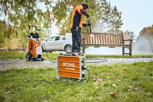 Przenośna stacja zasilania Stihl PS 3000 do użytku na zewnątrz.