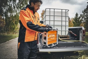 Mężczyzna obsługujący Stihl PS 3000 na pace samochodu dostawczego.