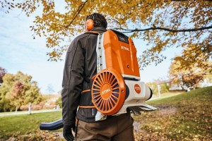 Mężczyzna z dmuchawą akumulatorową Stihl BGA 300.