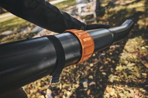 Dmuchawa akumulatorowa Stihl BGA 300 trzymana przez osobę.