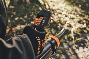 Stihl BGA 300 Dmuchawa akumulatorowa w ręce operatora, bez akumulatora i ładowarki.