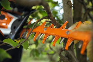 Stihl HSA 130 R Nożyce akumulatorowe tnące gałąź.