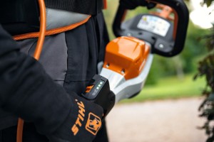 Nożyce akumulatorowe Stihl HSA 130 R podczas pracy.