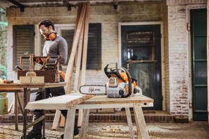 Pilarka Stihl MS 162 C-BE na drewnianym stole w warsztacie