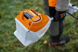 Kosa akumulatorowa Stihl FSA 120 w rękach użytkownika na trawie.