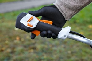 Rękojeść kosy akumulatorowej Stihl FSA 120 w czarnej rękawicy.