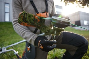 Kosa akumulatorowa Stihl FSA 120 w użyciu.