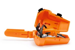 Stihl Futerał na pilarkę z otwartym pomarańczowym etui.