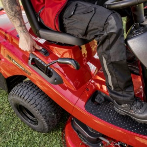 Mężczyzna obsługujący traktor Alko T18-103.4 HD-A V2 COMFORT.