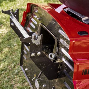 Tył traktora ogrodowego Traktor Alko T18-1034 HD-A V2 COMFORT z otwartym koszem na trawę.