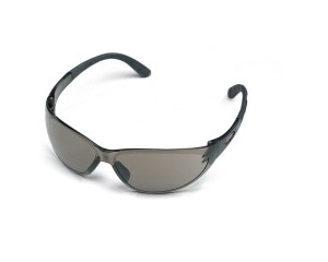 Stihl Dynamic Contrast Okulary ochronne przyciemniane na białym tle.