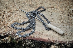 Zestaw Stihl HEXA 36RH84 z pilnikiem na drewnianym podkładzie.
